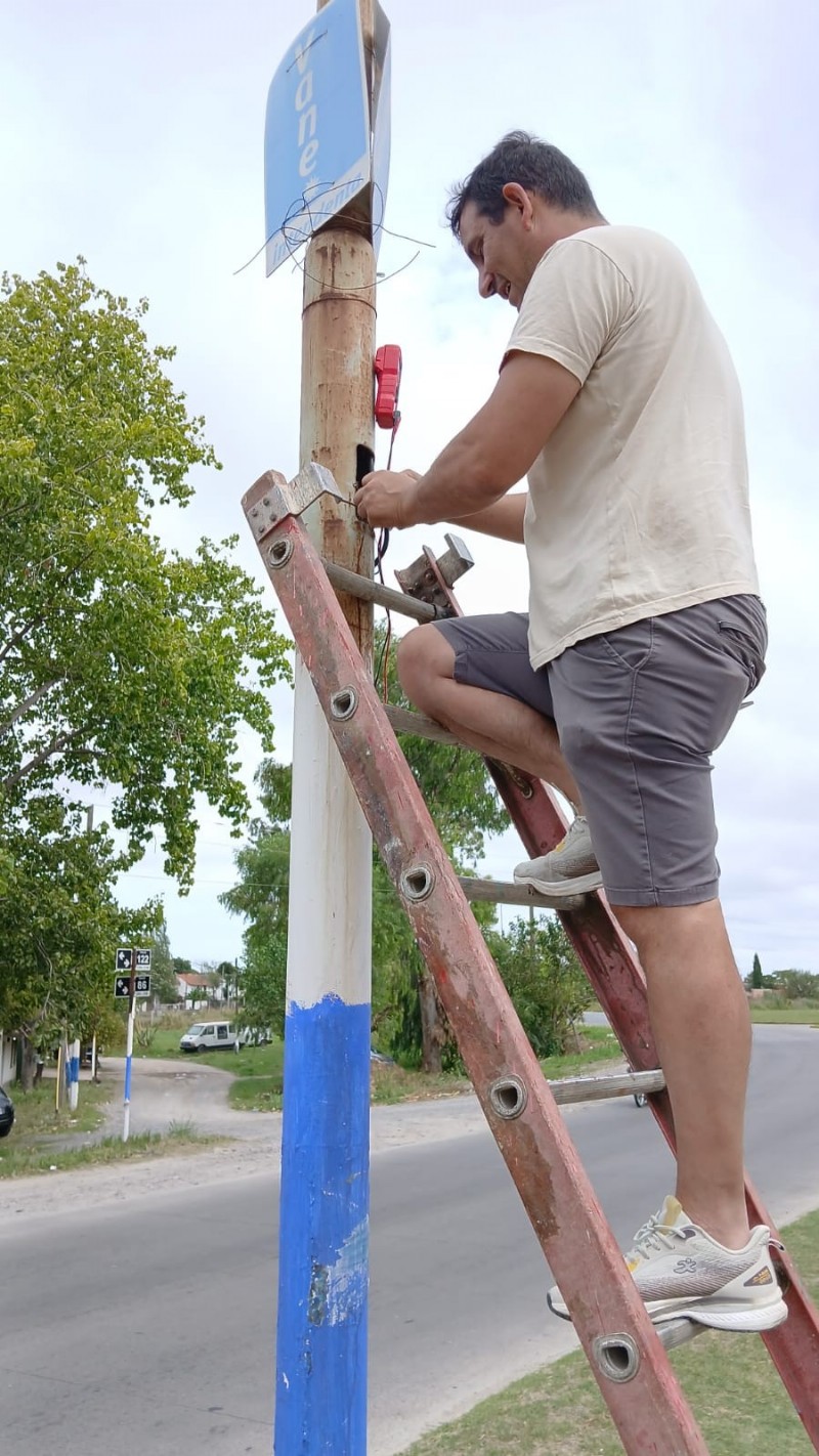 Maximiliano de Zona 1 trabajando a la vera de la Ruta 11
