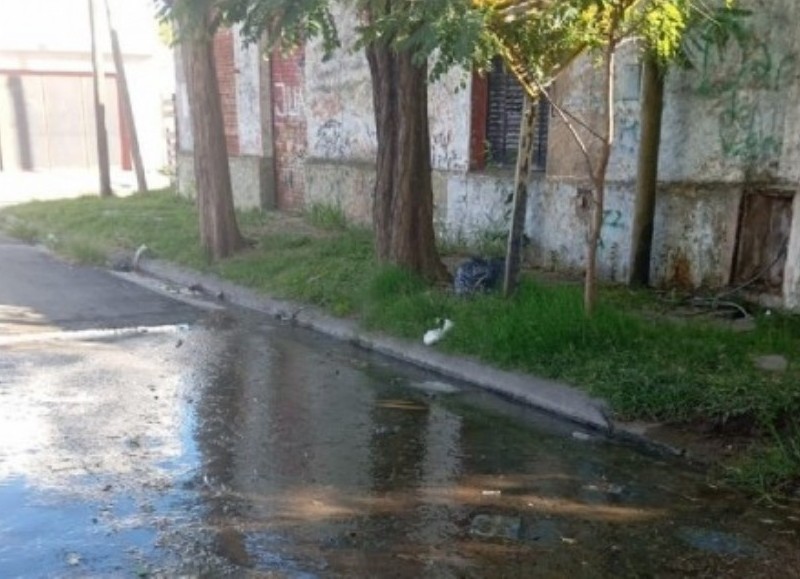 Se agravó la pérdida de 2 bis: Un río corre por el cordón sin solución de la empresa