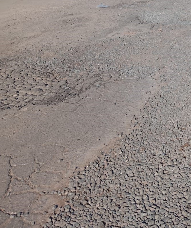 Pedregullo que está en la banquina, peligroso al paso vehicular