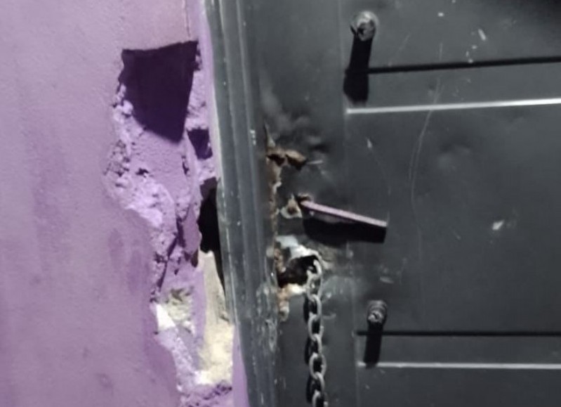 Puerta de ingreso forzada por el ladrón