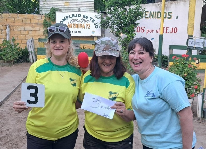 Marisa y Nancy del Fausto López junto a Andrea Martinez de la organización.