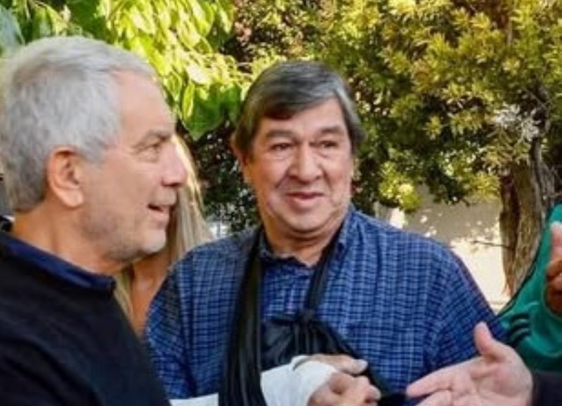 Eduardo del Bueno detrás el intendente Julio Alak