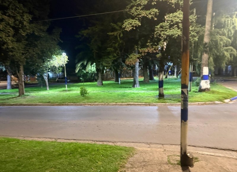 Repararon las luminarias en una plazoleta de Barrio Jardín pedida por vecinos