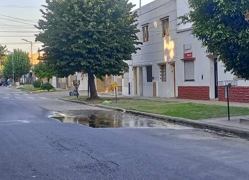 Se está rompiendo la calle y no sabemos a quién más reclamar" dijeron los vecinos