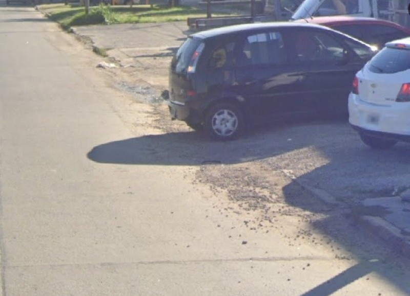 Piedras de un estacionamiento en la Circunvalación ponen en riesgo a las personas