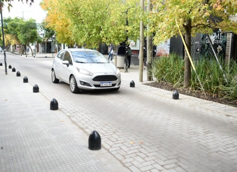 Faltan luminarias en calles céntricas de City Bell