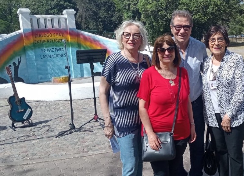 Aurora Di Camilo a la izquierda junto al historiador platense Roberto Abrodos, su esposa Graciela La Mata y Susana Paladino (Iglesia Metodista)