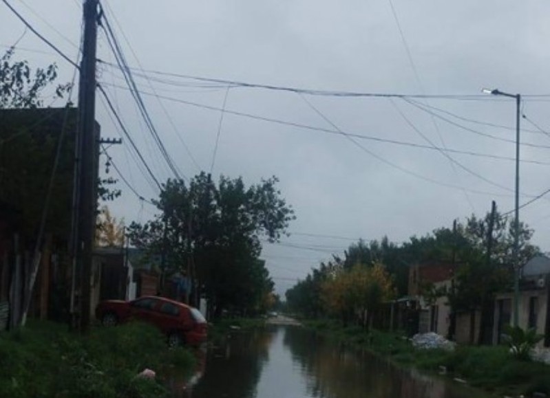 Cada vez que lllueve se les inunda la calle en Altos de San Lorenzo