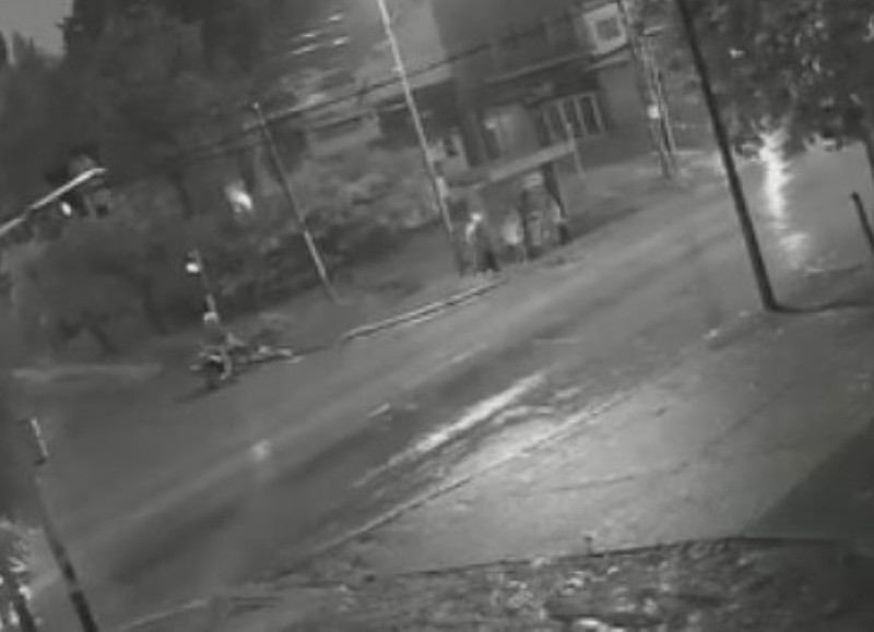 Buscan a motociclista que atropelló a una mujer cruzaba la calle