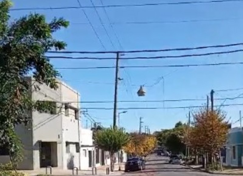 Esquina de 4 y 74 donde el sumidero se encuentra semi tapado