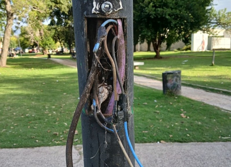 Alerta en Los Hornos por peligrosos cables expuestos en una plaza