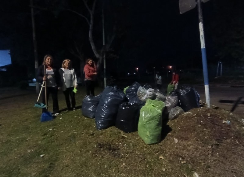 Vecinos salieron a limpiar su barrio