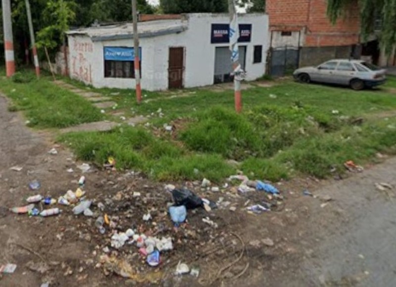 Vecinos se autoconvocan para limpiar una cuadra en Altos de San Lorenzo