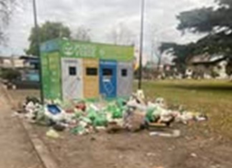 Cada fin de semana se desborda el contenedor del Parque Castelli