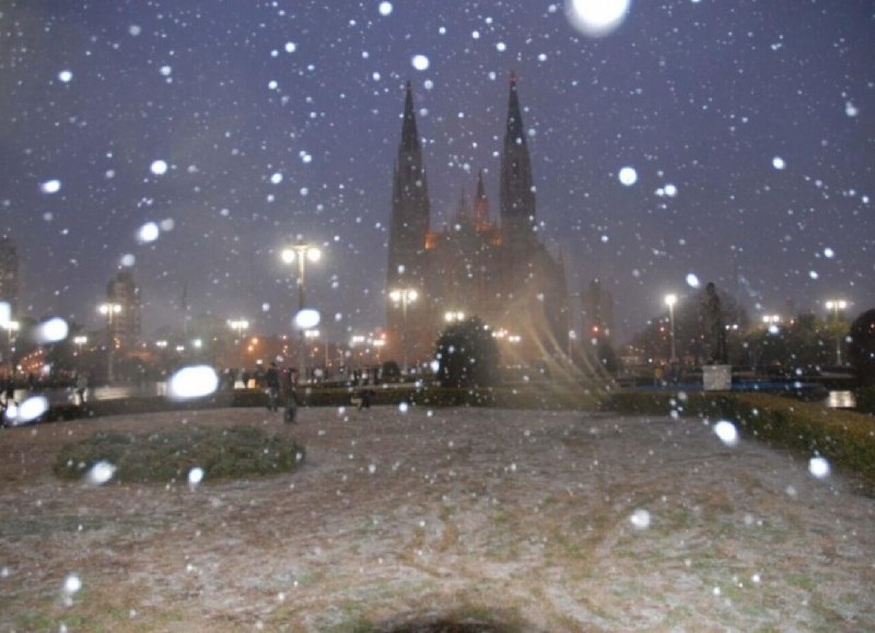 Llegó la ola polar y la gente se pregunta si volverá a nevar en la ciudad