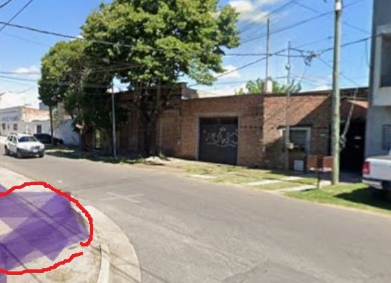 Se cayó el poste: Hace tres años que piden una luminaria en Altos de San Lorenzo