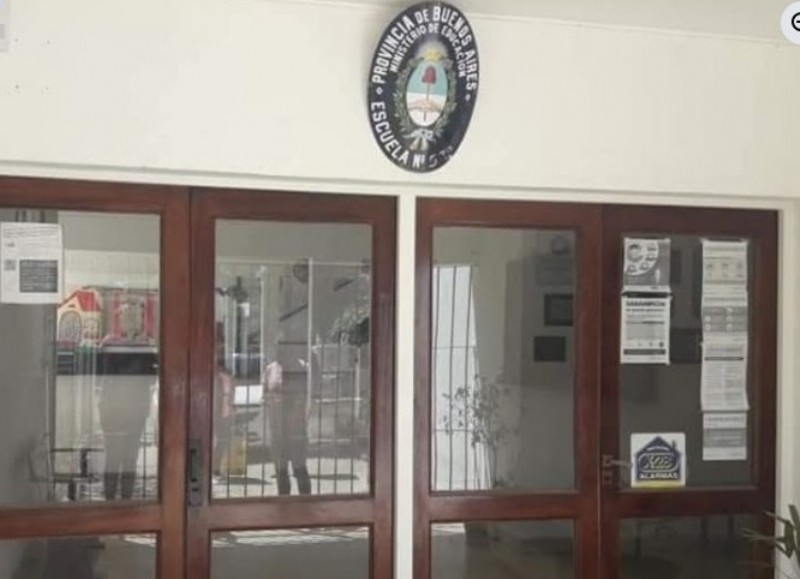Ex escuela Amarilla: Quejas de padres y madres porque los chicos pasan frio