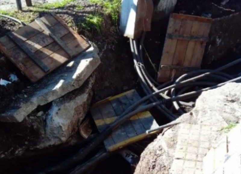 Desborde de cloacas y cables de luz mezclados en 13 y 76