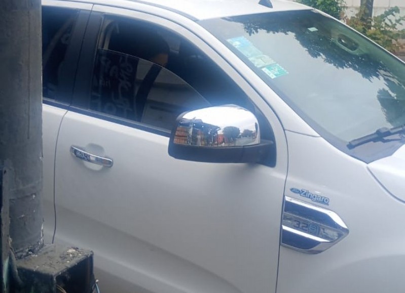 Cables con tensión en poste de alumbrado expuestos sobre avenida 7