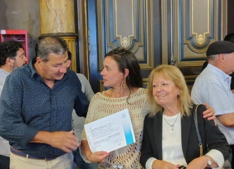 Delegación de Circunvalación mostrando el diploma recibido