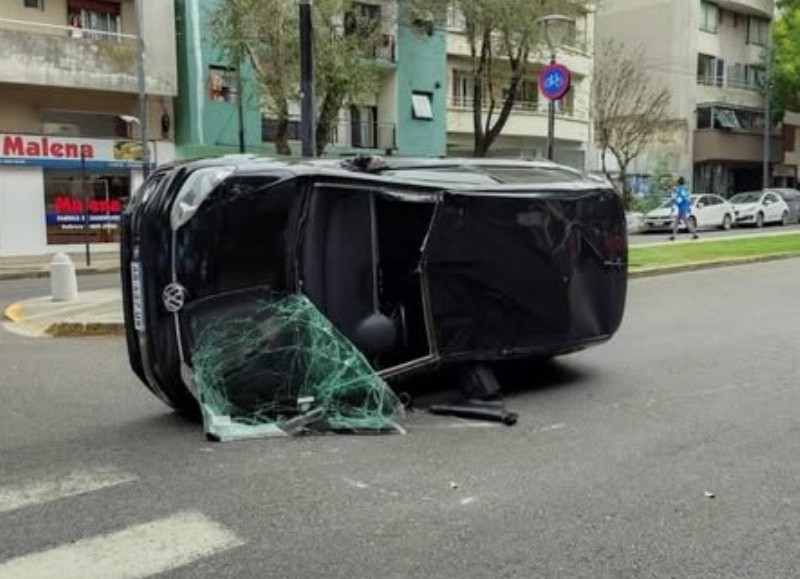 Fuerte choque en 2 y 60: Un auto terminó volcado