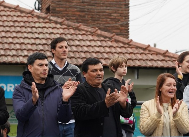 a la izquierda Norberto Gómez, secretario de Gobierno municipal