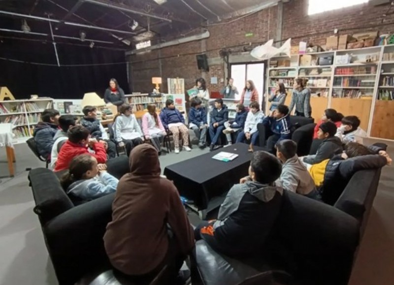 Alumnos de la Escuela 58 visitaron la biblioteca la Chicharra la ex Estación Provincial