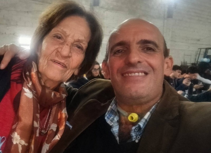 Federico Molla muy activo en la fiesta de un club local al que fue invitado