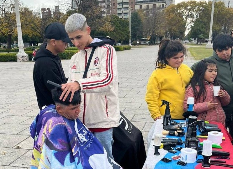 Barbero de Villa Elvira encabezó labor solidaria en Plaza Moreno