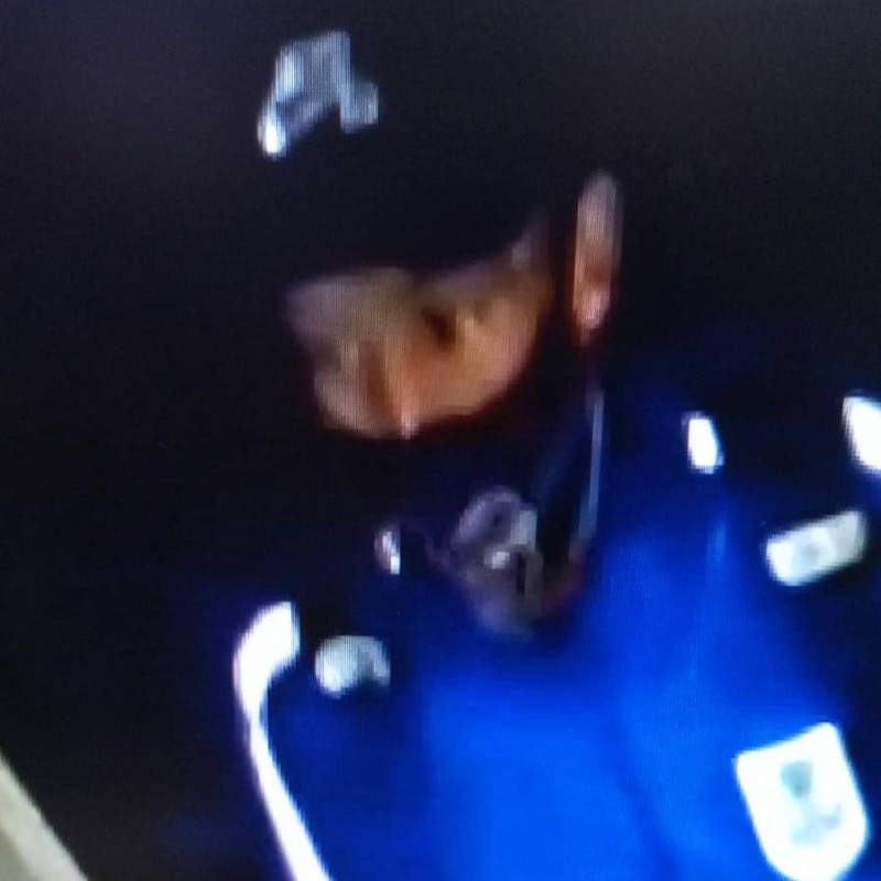Foto del delincuente tomada por cámara de seguridad