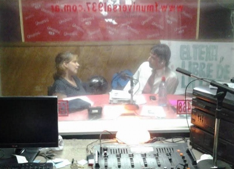 Valeria contando su experiencia en Radio Universal FM