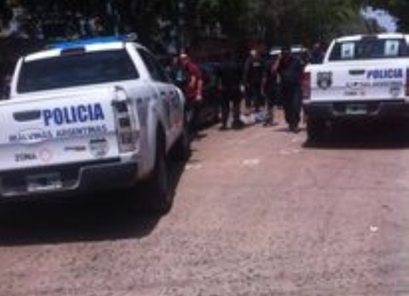 Homicidio en Los Hornos: Un sujeto apuñaló a otro en el abdomen