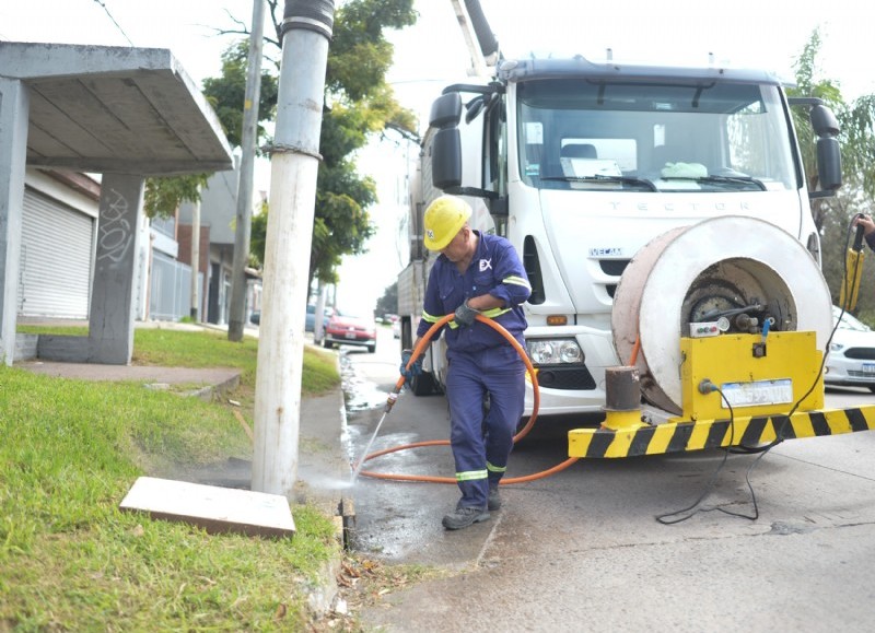 Ante la alerta amarilla limpiaron sumideros: Preocupa a los vecinos la situación de los que están tapados en la región