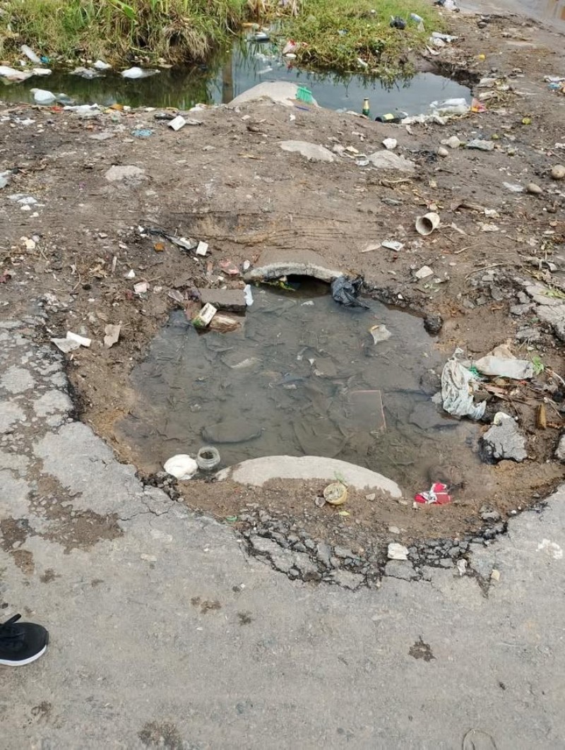 Cruce de calles tapado que hacer rebalsar el agua que rompe la calle