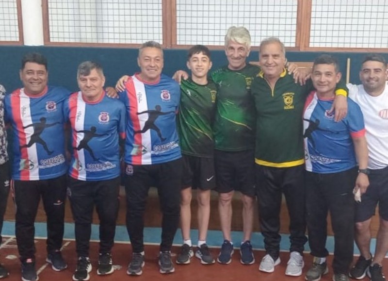 Al centro los jugadores de Circunvalación de Verde (Mangudo y Farias)