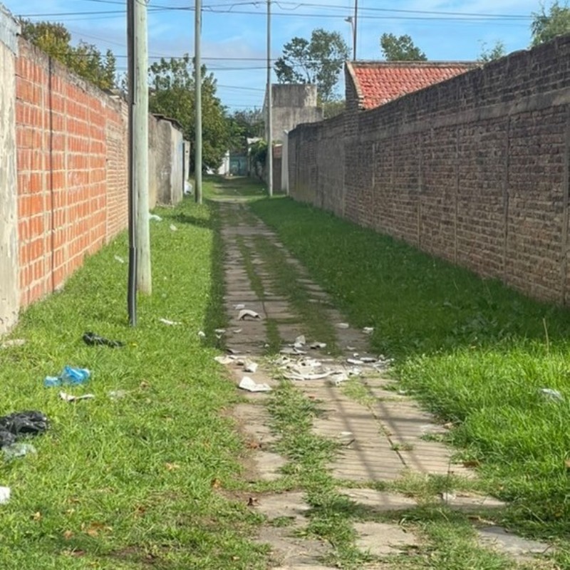 Pasillo en donde la mujer afirma que hay juntadas por la noche