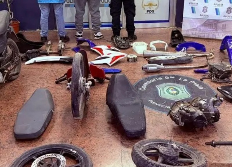 Lo persiguió la policía y se metió en una casa llena de moto partes