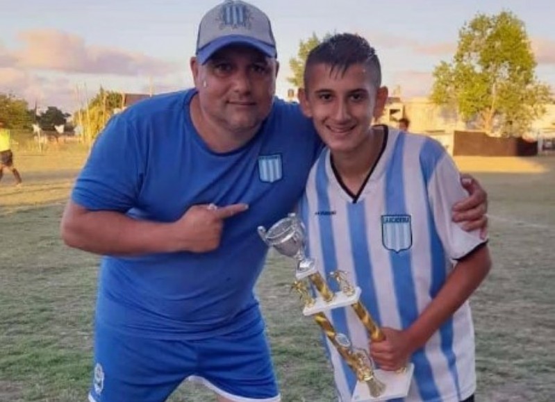 Alejandro junto al capitán de una categoría campeona