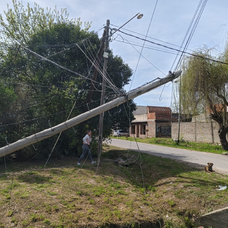 Asi estaban algunos de los postes caídos
