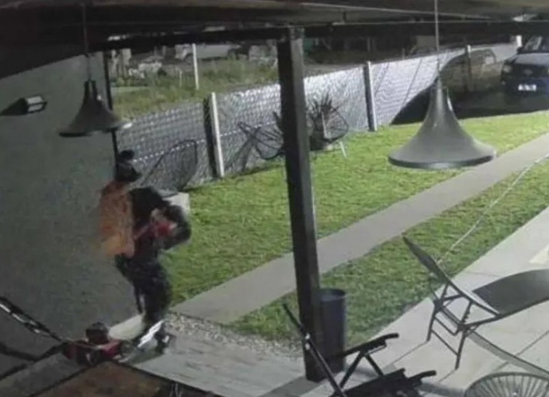 Tres sujetos se metieron en una vivienda en el Barrio El Roble de Arana