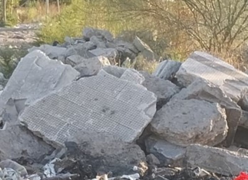 Vecina de Los Hornos denunció que operarios de la comuna dejaron pedazos de veredas en un basural