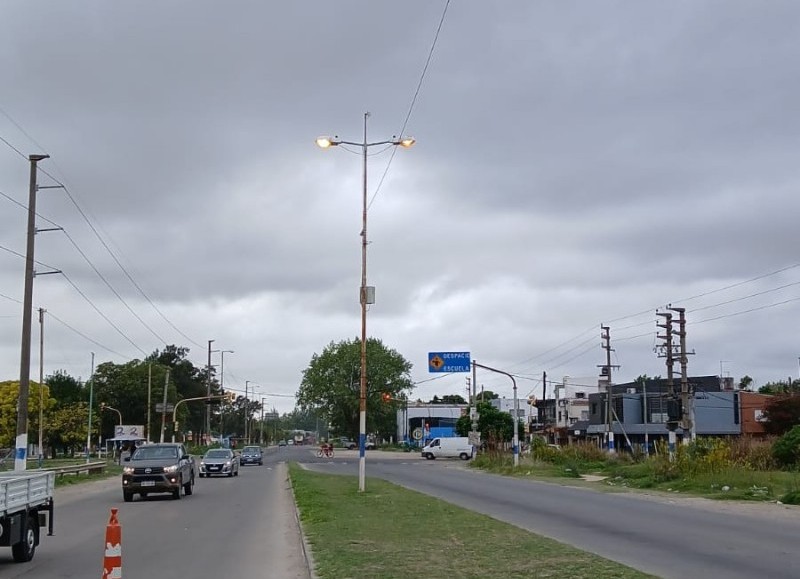 Explicaron por qué las luminarias reparadas de Ruta 11 siguen prendidas