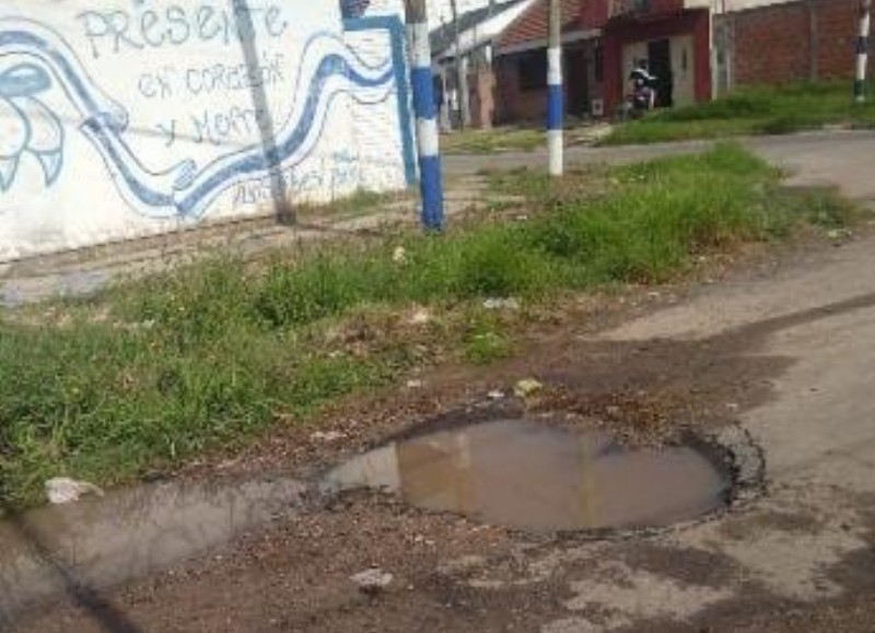 Una pérdida de agua provocó la rotura del pavimento y se agranda día a día