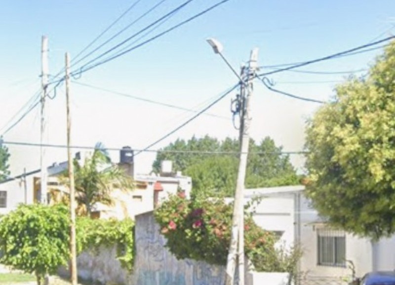 Infinidad de postes caídos o mal estado: La Municipalidad debería multar a las empresas de servicios