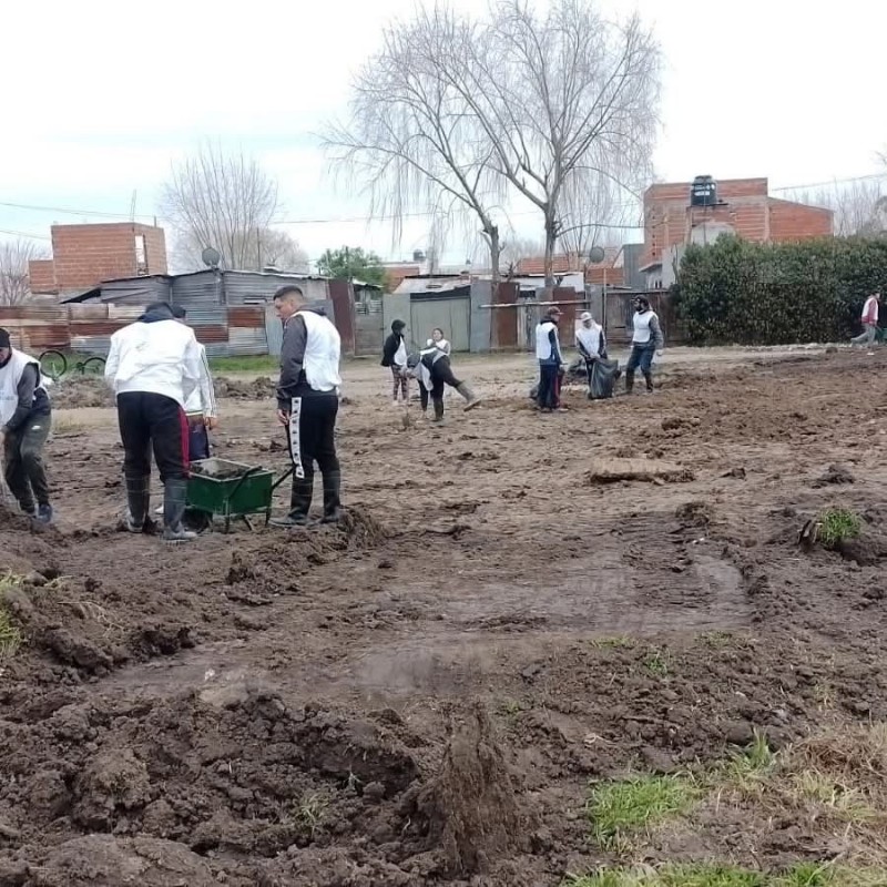 Trabajo de jóvenes para lograr crear la plaza