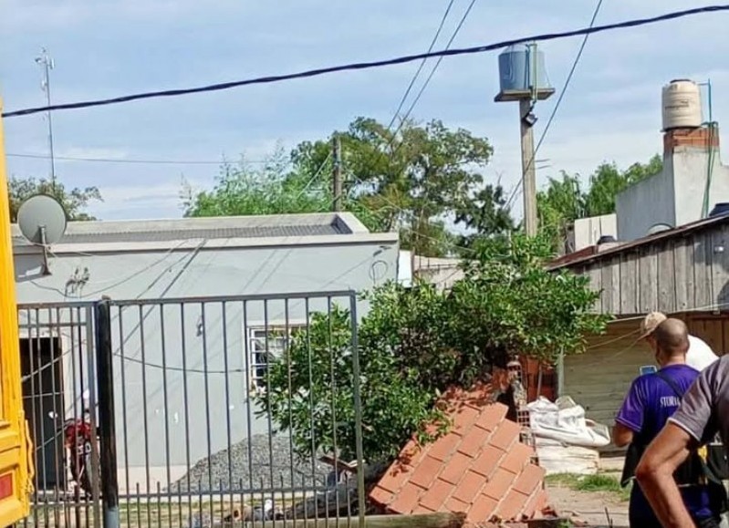 Una mala maniobra terminó con varios postes tendidos y cables en el piso en Villa Alba