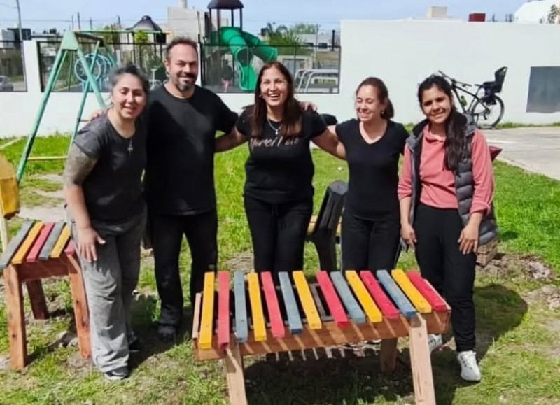 Alumnos y alumnas de un Jardín de Villa Elvira ya disfrutan de su plaza sonora