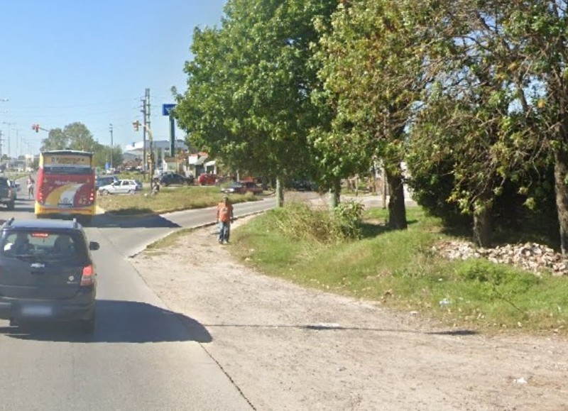 Por falta de veredas: Infinidad de vecinos caminan por el borde de la Ruta 11