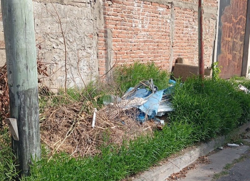 La mugre se va compactando con el tiempo que lleva en el lugar en 2 entre 77 y 78