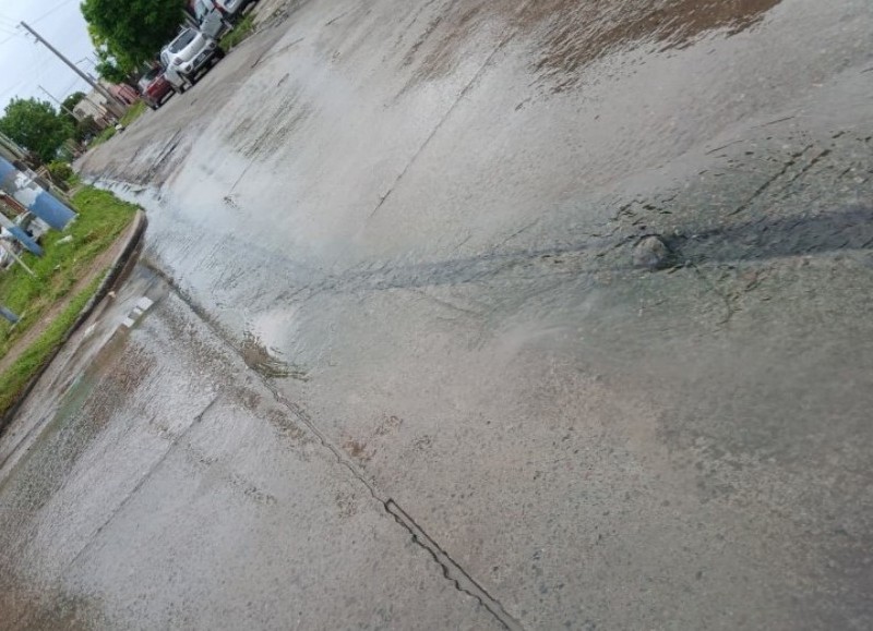 Un río de agua se pasea por las calles de Villa Alba